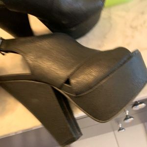 Steve Madden Black Platform Sandal
